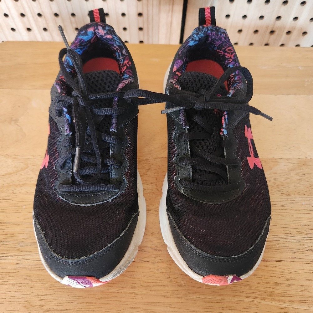 Under Armour Girls Boys Running Shoes Black Pink size 6Y Camouflage